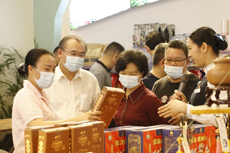 10.參觀那馬服務區扶貧產品展銷廳，此為廣西高速公路第一家扶貧產品展銷廳.JPG