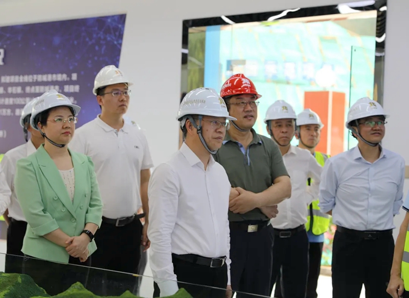 譚丕創（左二）、唐軼昂（左一）聽取項目情況介紹.jpg