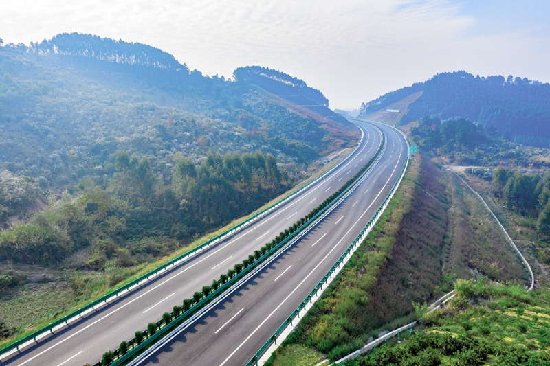 6.高速公路與群山相連，植被覆蓋率高，與原生態環境恢復有機結合.jpg